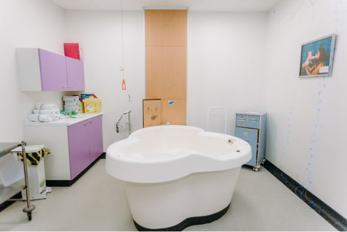 Image of birthing pool at King's Mill Hospital 